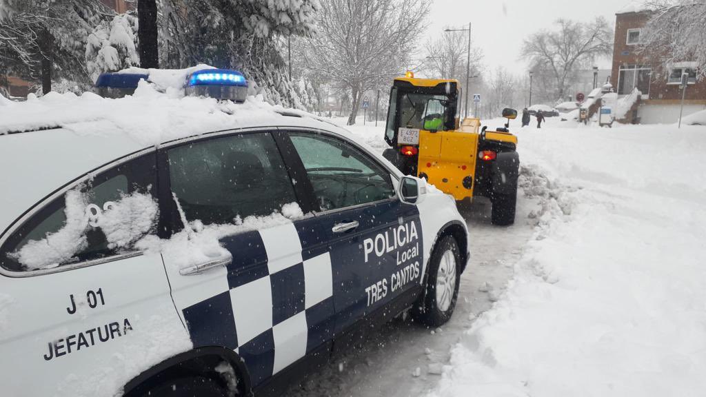 javierjuarez3c's tweet photo. Agradezco el trabajo incansable de los servicios de limpieza y de la @policia3cantos Sin ellos, no sería posible nada de lo poco, pero muy importante, que estamos consiguiendo. #trescantos una vez más saldrá adelante. Vamos!!!! https://t.co/7Pcv5tTlOC