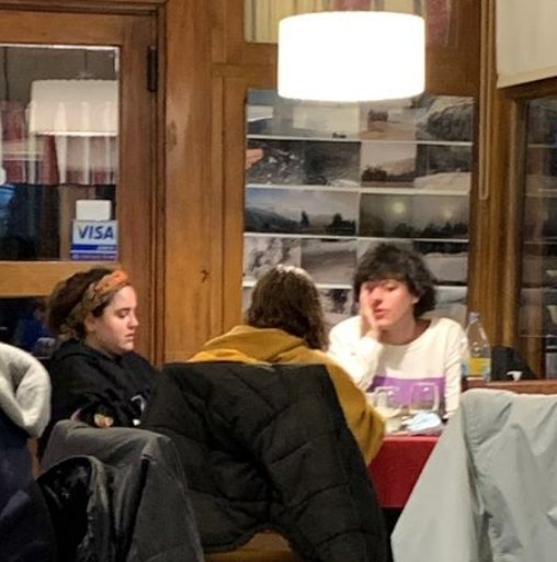sole76Cba's tweet photo. En  Villa La Angostura, en el restaurante del puerto, vemos ahora a @OfeFernandez_  tan Nac&amp;Pop que duele. https://t.co/LoarR9g4fb