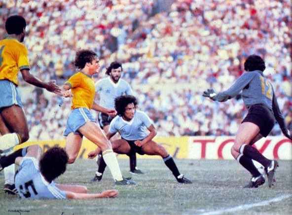 Enero 10,1981 #CopaDeOro40años
Uruguay gana la Copa de Oro en Montevideo. Venció 2 a 1 a Brasil con goles de Jorge Barrios y Waldemar Victorino. Participaron los ganadores de la Copa del Mundo (Argentina, Brasil, Italia, Alemania) y Holanda (vice en 1978), sustituyó a Inglaterra.