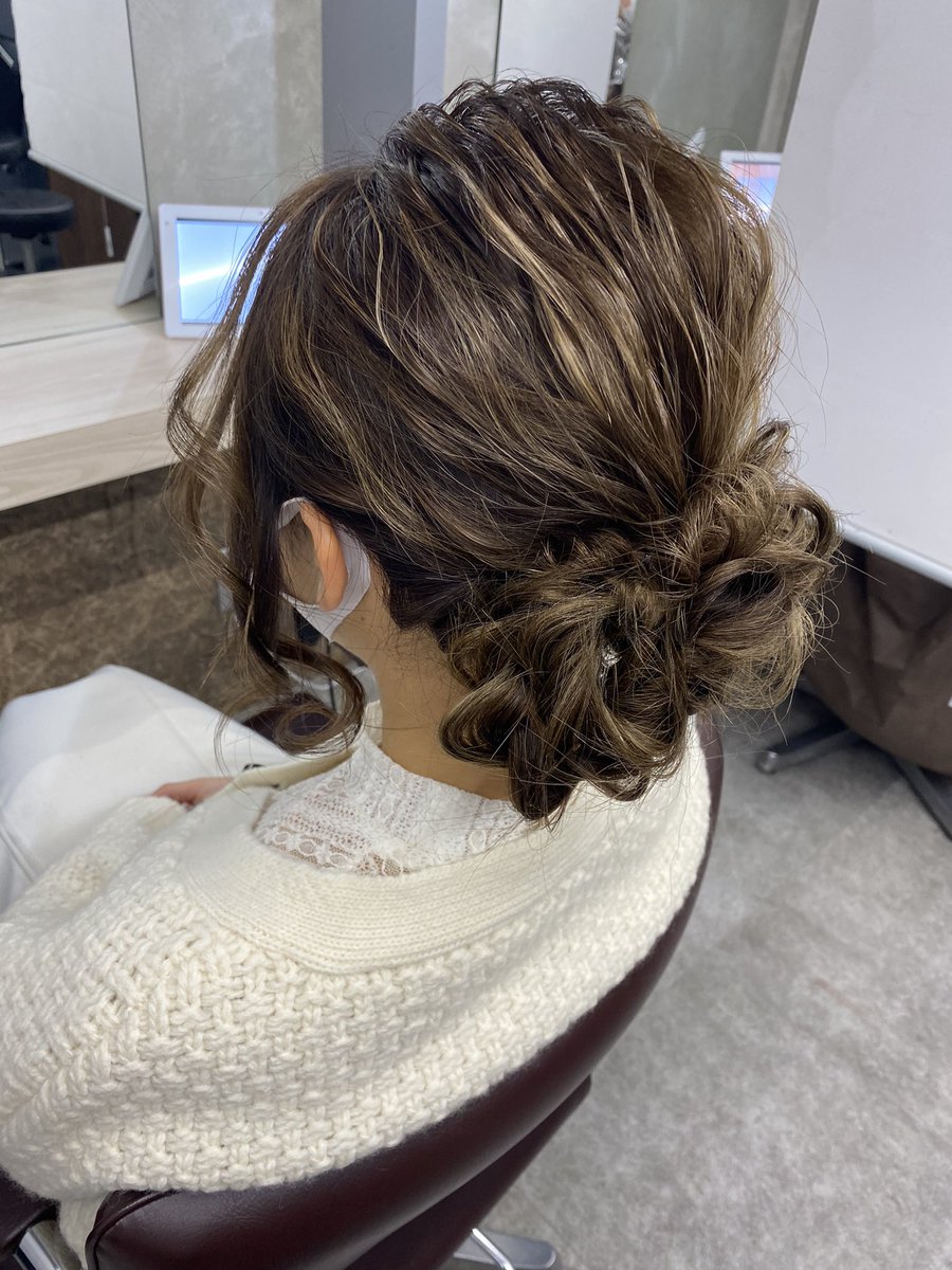 るなぶる 彡 生誕祭の時ですよね 白いお花の冠がとても印象的でキレイでした 髪型も凝ってたんですねー 後ろ姿見せてくれてありがとー 全然見えてなかったってこともないけど もう一度ツイキャスアーカイブで確認してきます