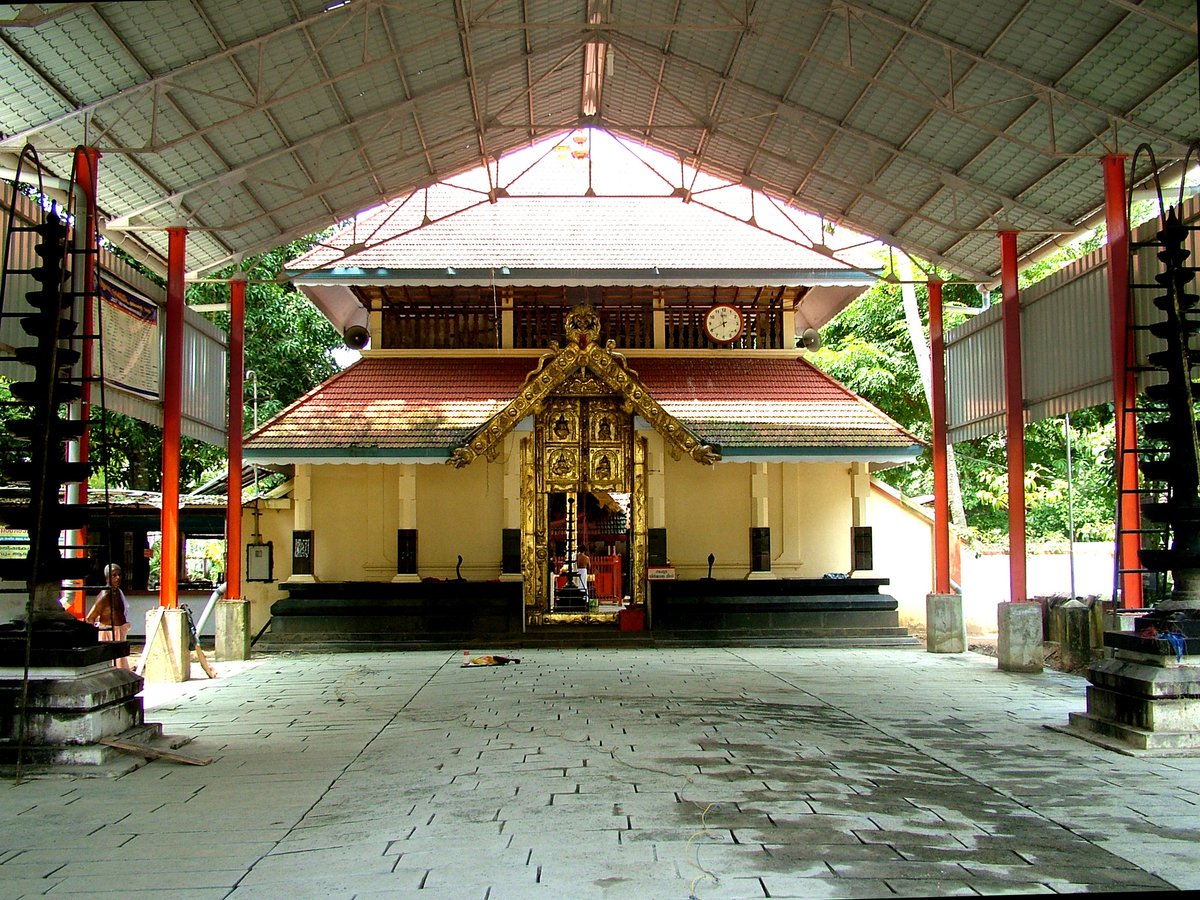 Ameda Temple Ernakulam, Kerala  #keralatemples Ameda Ksetram is located in the banks of Vembanad Lake. Temple is very unique and Powerful Sarpa Kavu. Parashurama did Prathishta here. Vilakku which was lighted by Parasurama is still seen inside the temple.