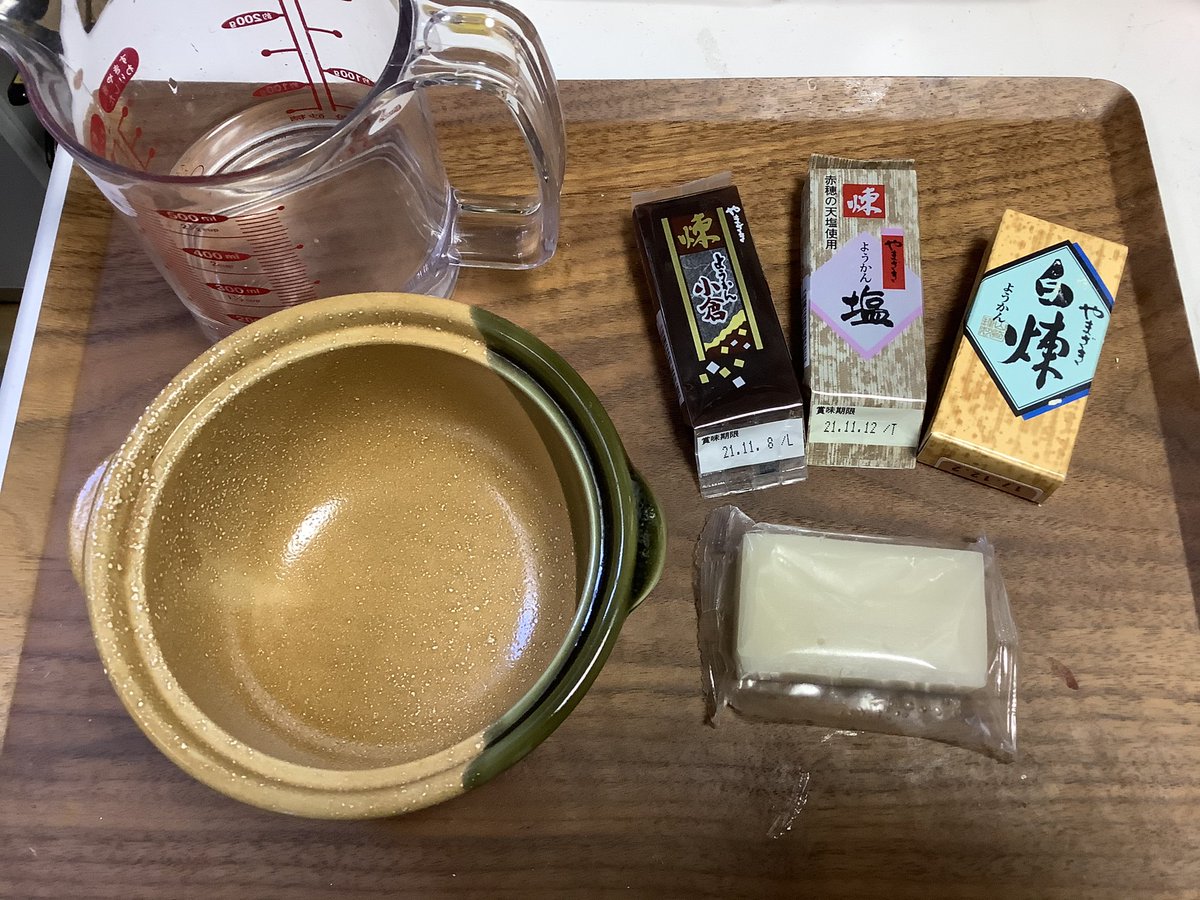 レンジがあれば4分で作れる 簡単おしるこ のレシピを紹介するぜ 材料は餅と水と羊羹だ 以上 Togetter