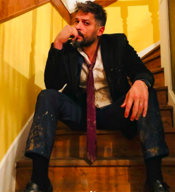 AlexaGissara's tweet photo. ¿Se dieron cuenta que Engin no está al inicio?
Es posible que su suegro lo haya secuestrado? Eso explicaría que llega todo sucio al compromiso.
#sçkinternetözelverin #SenÇalKapımı #EdSer #resmenaşığım #SerkanSaidYes #EdSerOnFire https://t.co/VI7Z8Mpuah