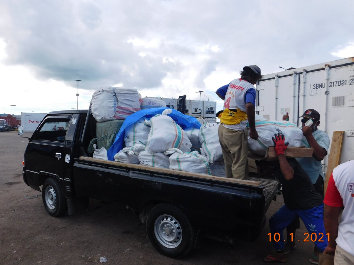 wilkerbalut's tweet photo. 10/01/2021 #OneHealthKIPM
Kegiatan Pengawasan Stuffing Pemuatan Ikan dan Cumi Cumi Beku di Pelabuhan Kontainer Banggai Laut Milik Ramli Tujuan Jayapura Via KM. Sinabung Oleh Petugas :
@WilkerBalut
@HumasBKIPM
@rinajanwar2201
@darwis_skipmlb
@l3o_Ramagusta
@medya1978 https://t.co/Q0M0nvGAP5