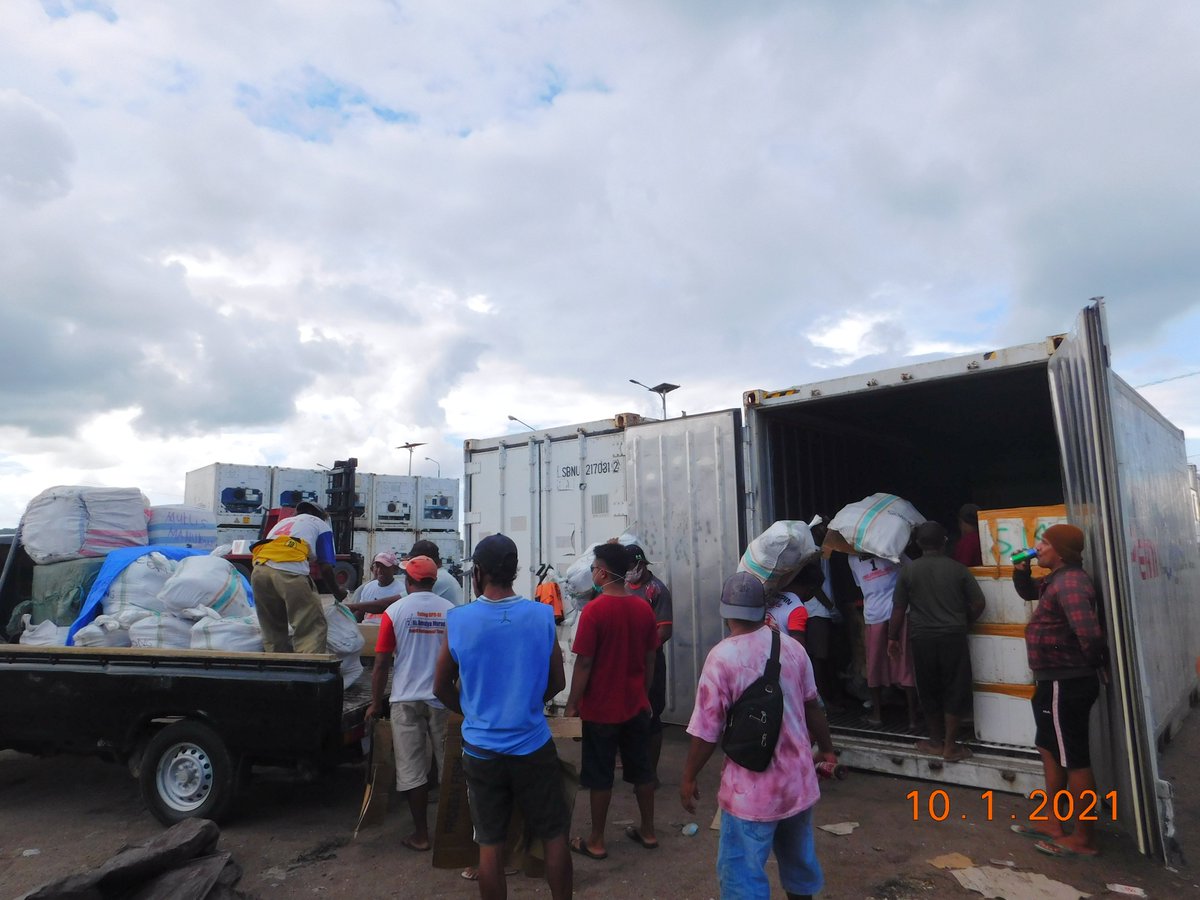wilkerbalut's tweet photo. 10/01/2021 #OneHealthKIPM
Kegiatan Pengawasan Stuffing Pemuatan Ikan dan Cumi Cumi Beku di Pelabuhan Kontainer Banggai Laut Milik Ramli Tujuan Jayapura Via KM. Sinabung Oleh Petugas :
@WilkerBalut
@HumasBKIPM
@rinajanwar2201
@darwis_skipmlb
@l3o_Ramagusta
@medya1978 https://t.co/dDmQ1fXCJ6