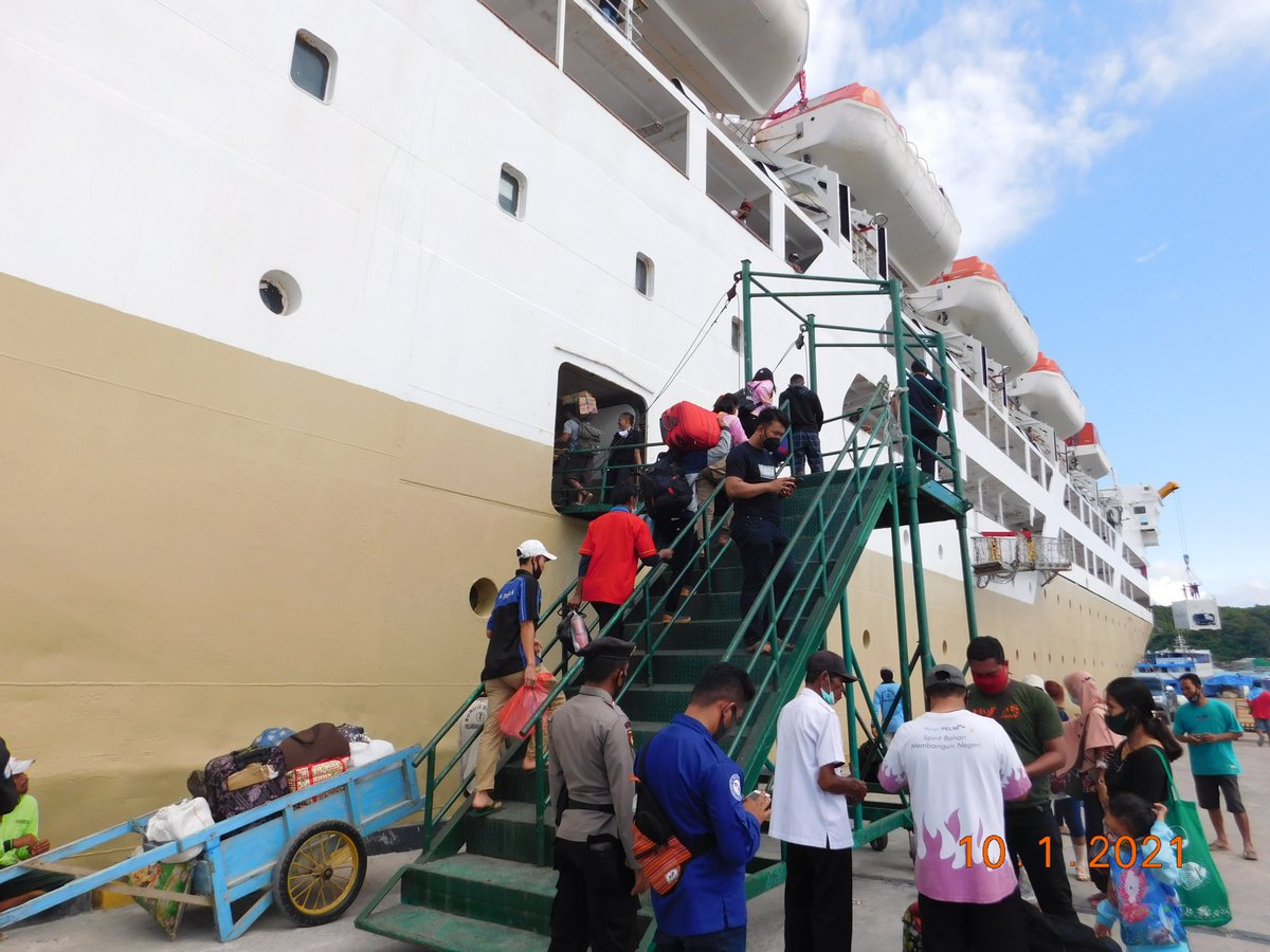 wilkerbalut's tweet photo. 10/01/2021 #OneHealthKIPM
Kegiatan Pengawasan di Pelabuhan Pelni Banggai Laut KM. Sinabung Tujuan Jayapura Oleh Petugas :
@WilkerBalut
@HumasBKIPM
@rinajanwar2201
@darwis_skipmlb
@l3o_Ramagusta
@medya1978 https://t.co/6WVhDW7OWY