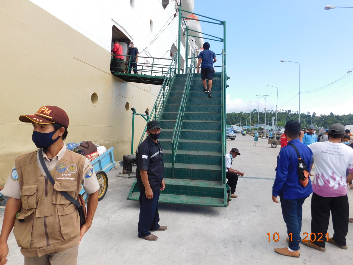 wilkerbalut's tweet photo. 10/01/2021 #OneHealthKIPM
Kegiatan Pengawasan di Pelabuhan Pelni Banggai Laut KM. Sinabung Tujuan Jayapura Oleh Petugas :
@WilkerBalut
@HumasBKIPM
@rinajanwar2201
@darwis_skipmlb
@l3o_Ramagusta
@medya1978 https://t.co/6WVhDW7OWY