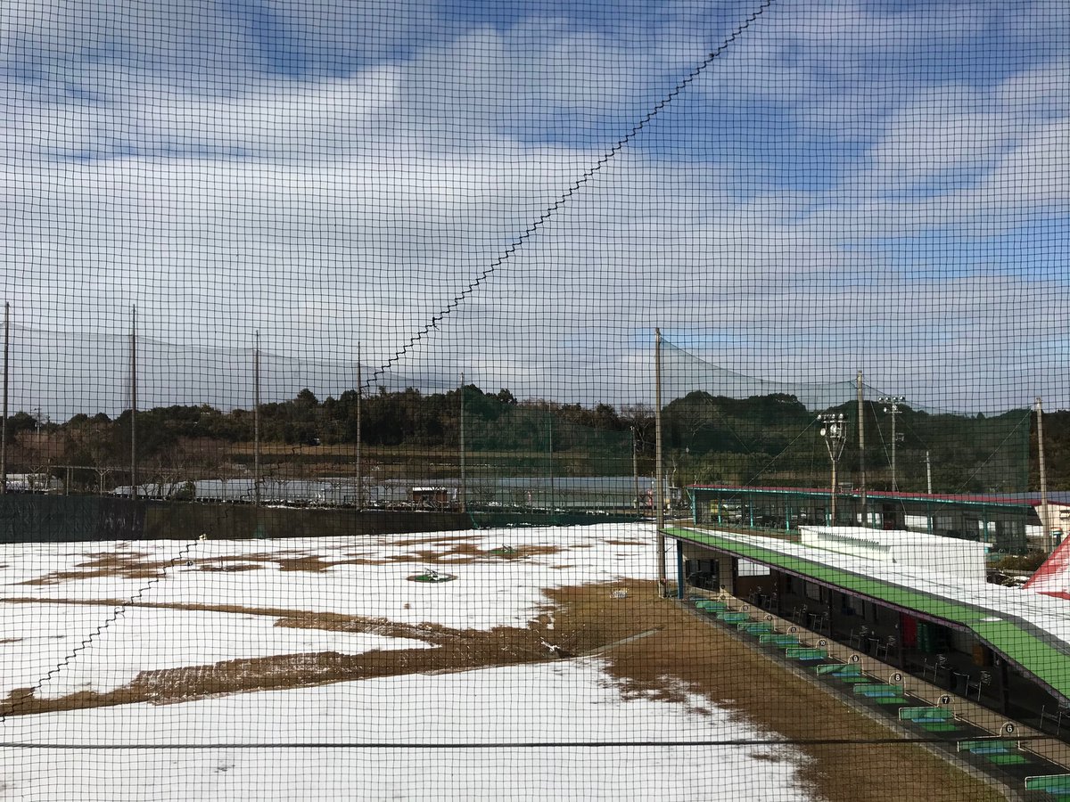 akunegreensport's tweet photo. 急におひさまが出て暖かくなってきました！雪が少し溶け始めましたので、ゴルフ練習場も15時より遅れてオープン致します（夜は20時閉店予定） #ゴルフ #グリーンスポーツ #大雪 #15時OPEN　＃akune  #阿久根 https://t.co/31XhhiMp1N