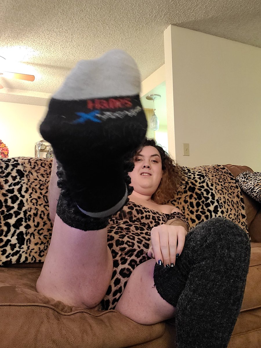supremeamazon's tweet photo. Nearly at 1k the week ended but I'm still excited to tease you all and your little pricks.  Go check out my OF for more. Like &amp; RT to get me over 1k. #wildamazon #tallgoddess #6foot5model #Hairywomen #naturalwomen #femdom #joi #sph #bighands #bigfeet  @RT_subm @rtB0MB https://t.co/m8z71D2Gbt