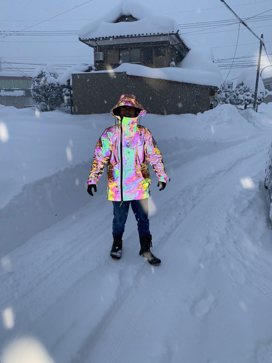 オーロラみたいな発色の反射材でできた服がかっこいい めっちゃ目立つ 夜に出歩く人によさそう ゲーミング雪かき Togetter