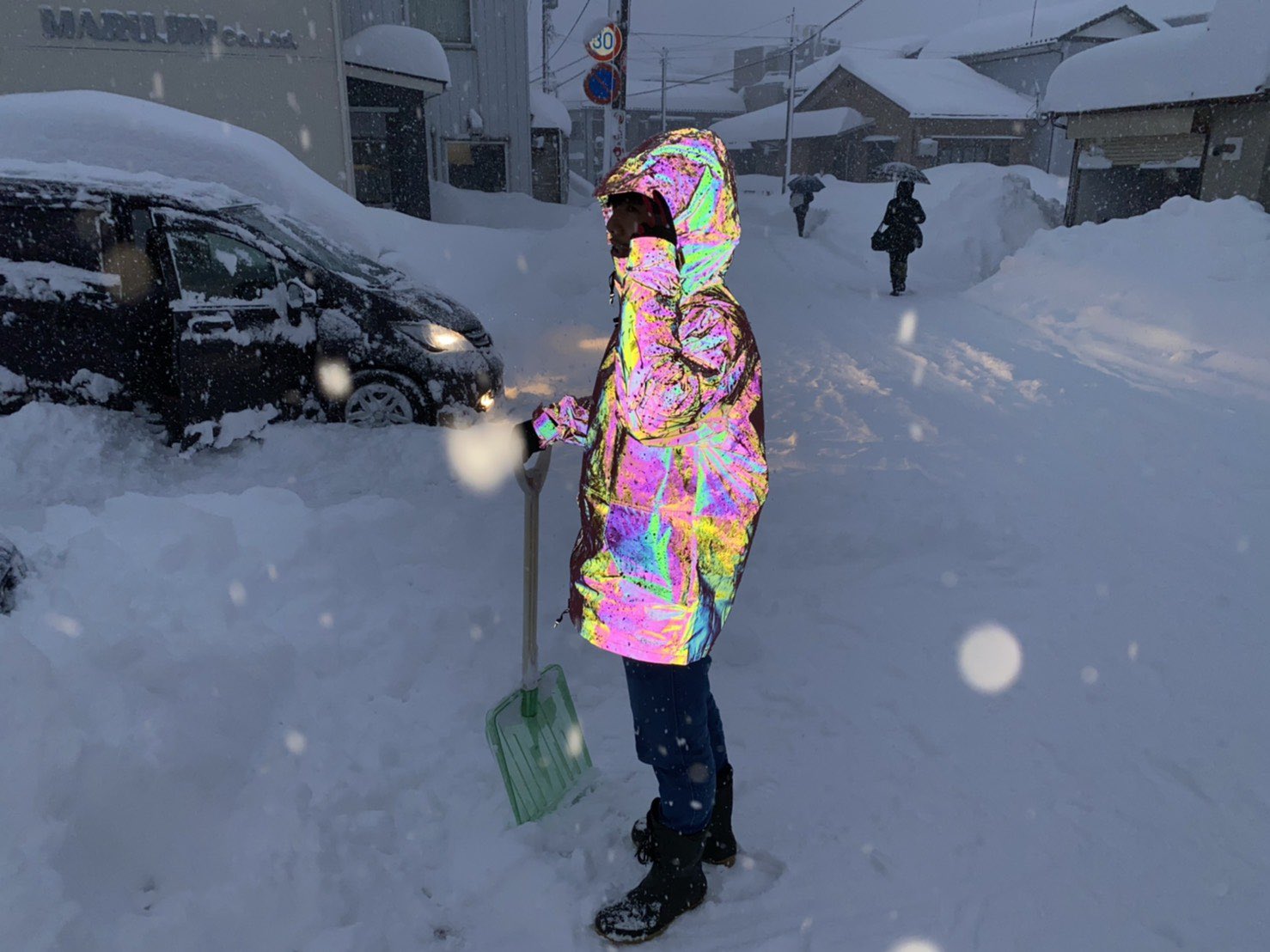 これで夜も安心 夜の雪かきにはオーロラリフレクター 反射材 が有効 話題の画像プラス