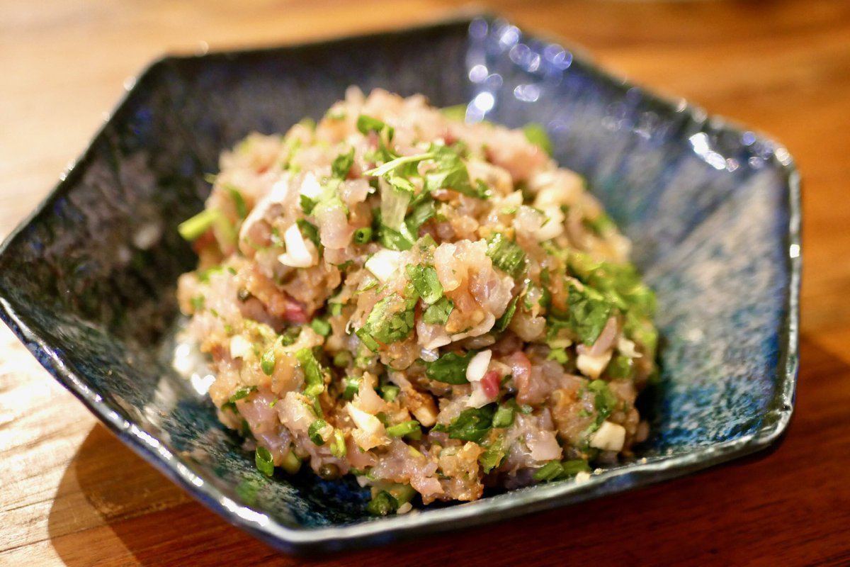 HikaruruKitchen's tweet photo. 鯵のなめろう / Chopped horse mackerel with miso

叩けそうな魚を見つけると、なめろうにしたくなります🐟
今回はパクチーを加えてエスニック風なめろう🤹‍♂️

#鯵 #アジ #なめろう #horsemackerel 
#料理 #おうちごはん #cooking #デリスタグラマー https://t.co/5KzyCQosOt