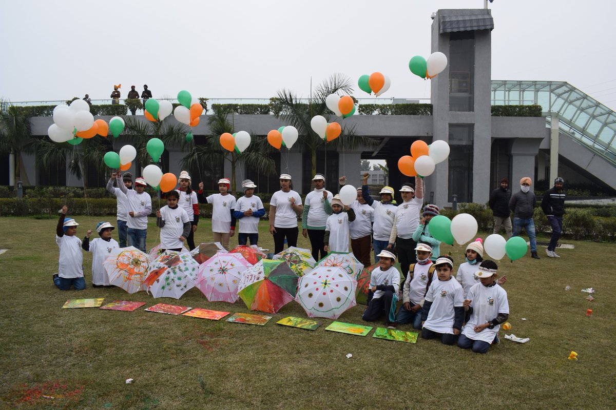 westerncomd_IA's tweet photo. To commemorate #SwarnimVijayVarsh, #VajraCorps organised a #Cyclothon from #Attari  to Punjab #WarHeroes    Memorial &amp; Museum on 10 Jan 2021. #Cyclothon was flagged off by GOC #PantherDiv. Total of 50 cyclists participated in the event @adgpi @SpokespersonMoD https://t.co/lI3gtAC2jF