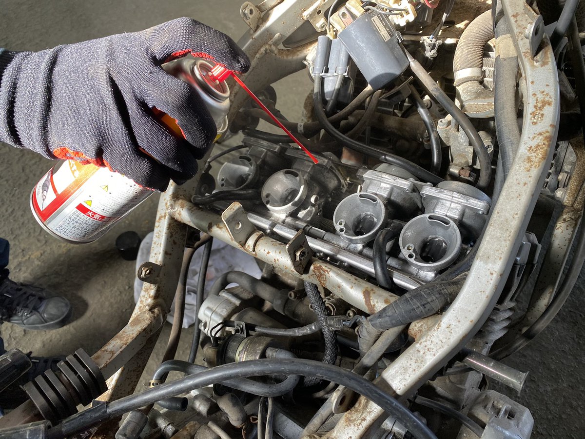 Aozora Yamaha Fzr250 長期放置の不動車fzr キャブレターoh後 年始忙しくて放置してたがあらためて挑戦 あれ 火が飛んでない プラグ交換して キャブにcrc556を吹いて いざ始動 ヤマハ Yamaha Fzr250 レストア エンジン