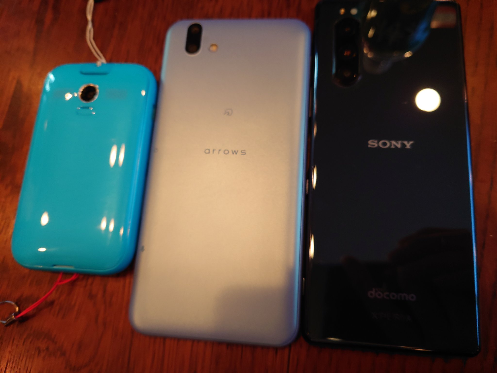 紫煙 左からキッズフォン Made In China Arrows U 川崎産 Arrows Uじゃバッテリーが小さいので Xperia 全部息子のです これからは Arrowsとxperiaの2台持ちかな Arrows Xperia キッズフォン T Co Uhpbgv2etv Twitter