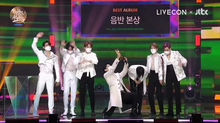 nyoungspeach's tweet photo. ahgases: *crying their hearts out*

got7: why tf yall are crying https://t.co/7DLVMzNZyr