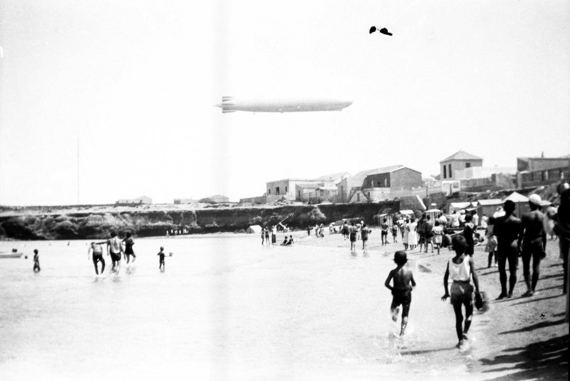 tudmur's tweet photo. 🖼️ "Zeppelin" sobrevolando Cabo de Palos

📷 Casaú
📍 Cabo de Palos, Cartagena
⌛c.1930
🗃️ @ArchivoGRMurcia 

#RecortesTudmur ✂️ https://t.co/YWpWzgYH1Q