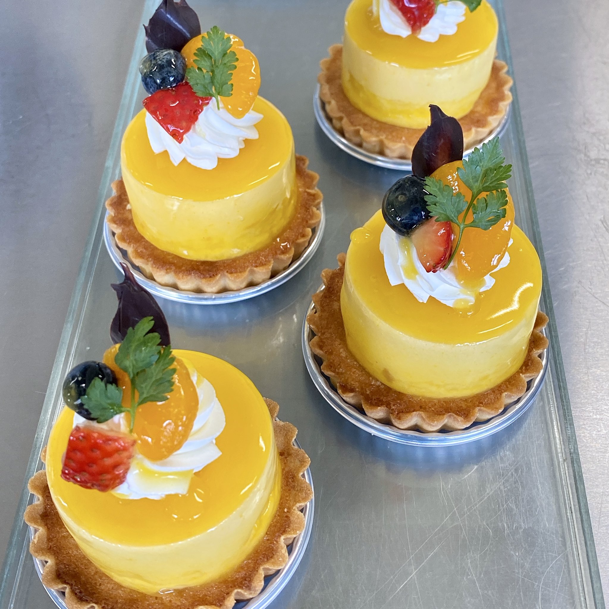 スイーツ工房カヤノ 今月のオススメケーキです 三ヶ日みかんタルト タルト生地に 三ヶ日みかんのムース スイーツ工房カヤノ 天竜川駅近くのケーキ屋さん 浜松市ケーキ屋 浜松市東区 ケーキ屋さん オシャレなケーキ 可愛いケーキ スイーツ好き