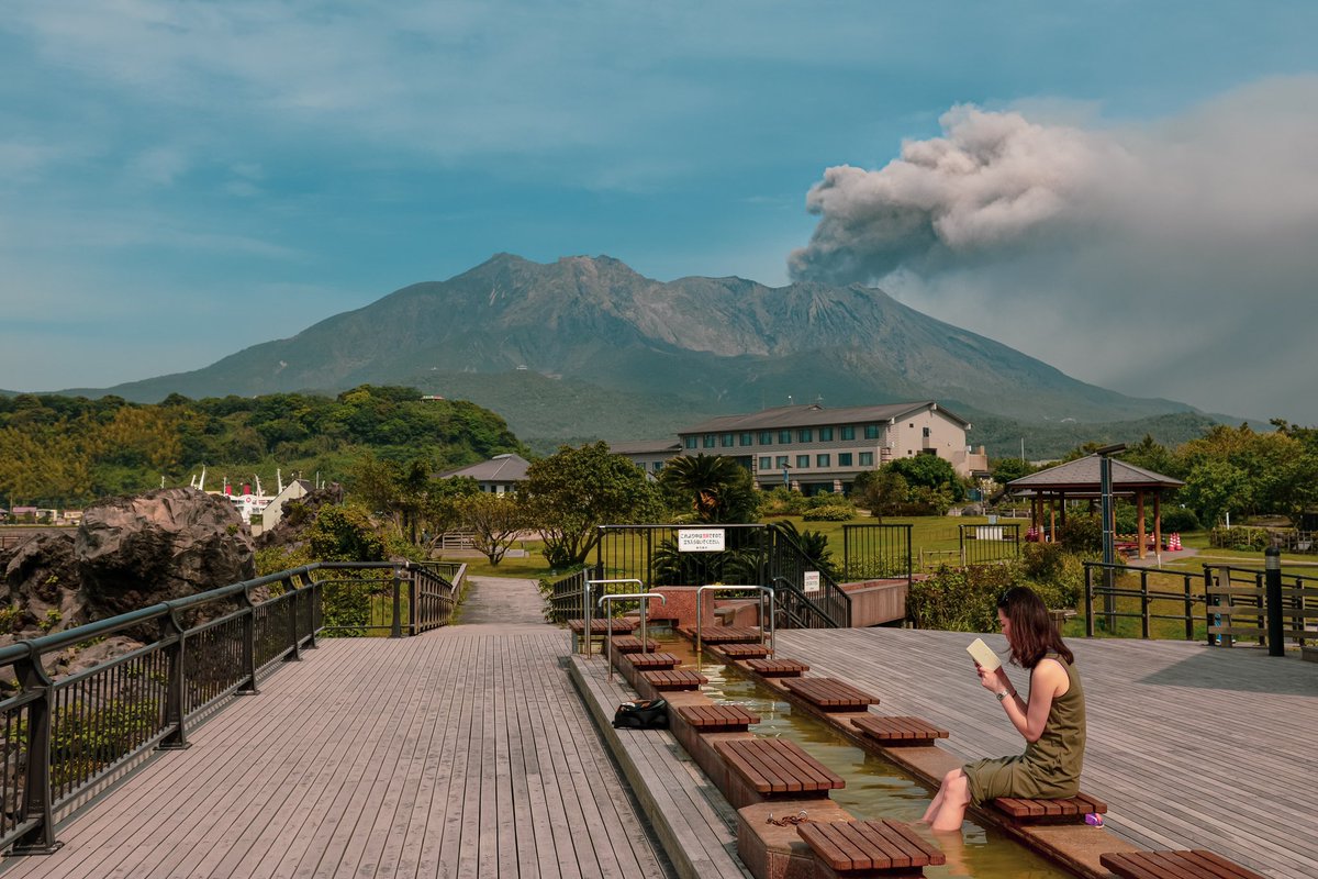 tokyovisite's tweet photo. Japan’s volcanoes Fujisan🗻Sakurajima🌋 https://t.co/clQM83BoNa