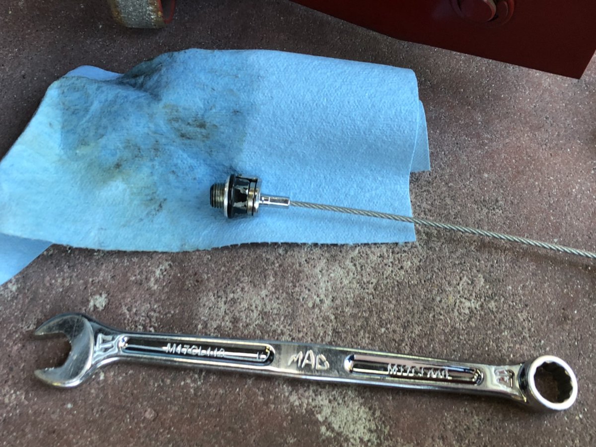 タイヤショップマルミツ 愛知県大府市 Rb1 オデッセイオイル交換 皆さんこんにちは マルミツです 半年前にオイル 交換した店長オデッセイですが そろそろ交換時期でサクッと交換です 抜いたオイル量 2 5l 1 5lどこいった ワコーズ プロ