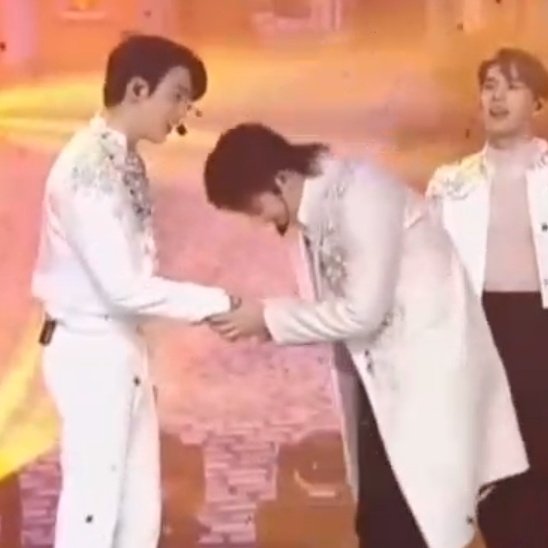 got7percent's tweet photo. JJP HANDSHAKE AT THE END 😭 https://t.co/bdpmREpchS