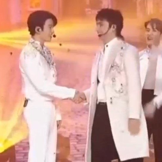 got7percent's tweet photo. JJP HANDSHAKE AT THE END 😭 https://t.co/bdpmREpchS