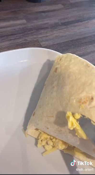 Oleskan margarin di bagian kulit luar tortilla.