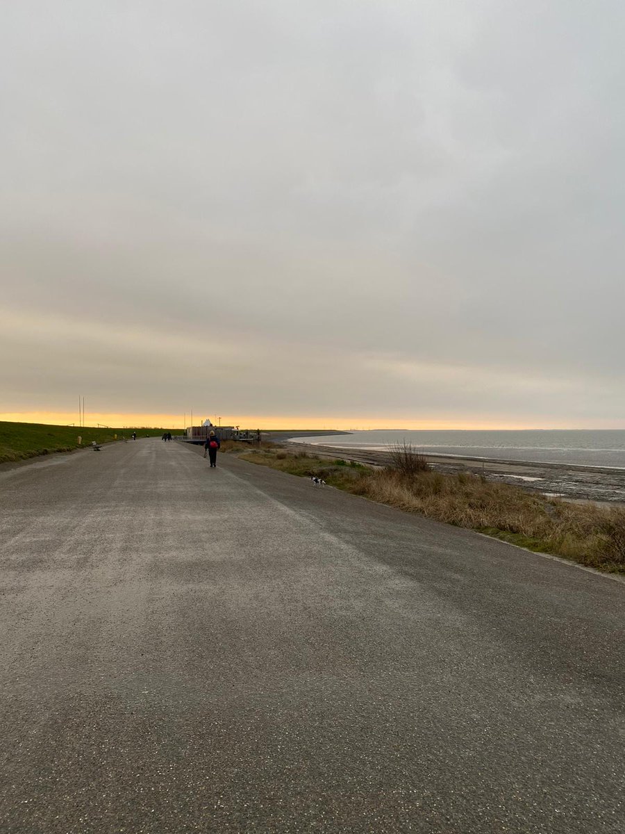 Hij verlengt de #thuistriathlon gewoon een dag. <a href="/pescador24/">Hiddo Visser ⚽️</a> is gisteren van Workum naar Harlingen gelopen en vandaag loopt hij terug. Nu langs het prachtige Wad en daarna de IJsselmeerkust. Veel succes en plezier. #thuistriathlon #teamworkum #workum