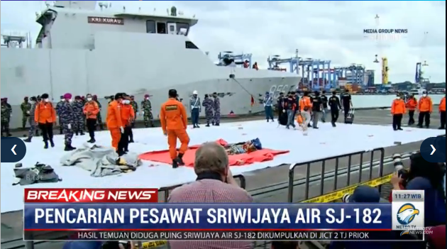 #BreakingNewsMetroTV Berikut gambar terkini dari Dermaga JICT Jakarta. Sejumlah temuan dikumpulkan di sebuah titik depan posko. Streaming: metrotvnews.com #PrayForSJ182 #SJ182