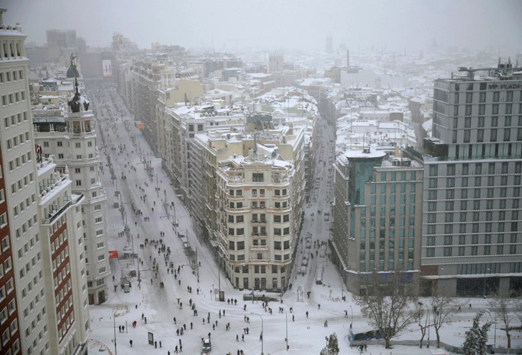 StarAdvertiser's tweet image. A blizzard blanketed #Spain today with 50-year record levels of snow, halting traffic and leaving thousands trapped in cars or in train stations and airports that suspended all services.
 
Read more: 808ne.ws/3ox9yCD

See more photos: 808ne.ws/3bqomiE 
 
📷: AP