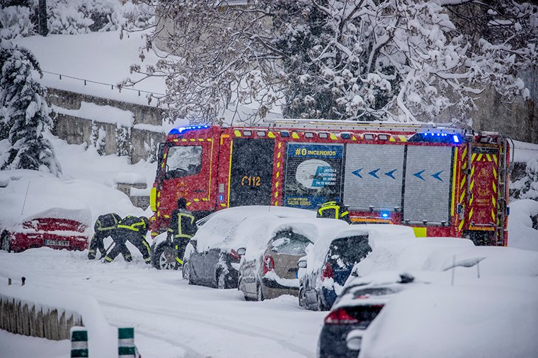 StarAdvertiser's tweet image. A blizzard blanketed #Spain today with 50-year record levels of snow, halting traffic and leaving thousands trapped in cars or in train stations and airports that suspended all services.
 
Read more: 808ne.ws/3ox9yCD

See more photos: 808ne.ws/3bqomiE 
 
📷: AP