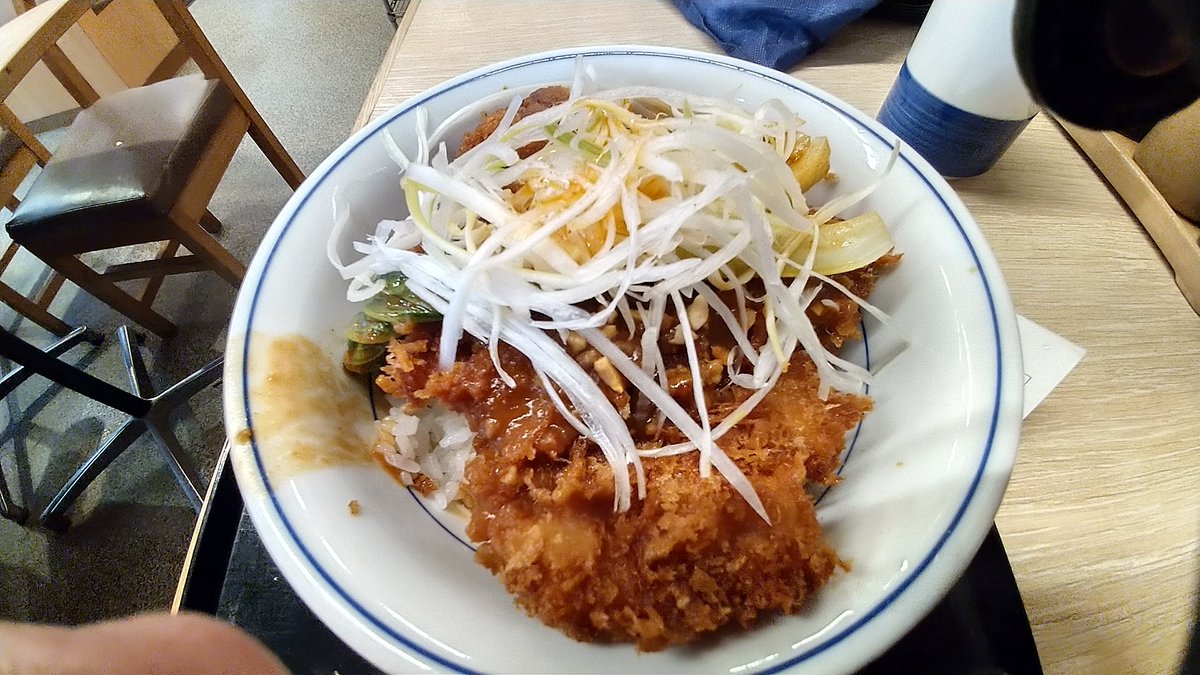chamikonoani's tweet photo. かつや　胡麻坦々チキンカツ丼
かつやにしては珍しいタイプの限定メニューな気がする https://t.co/9ZiVULjEQV