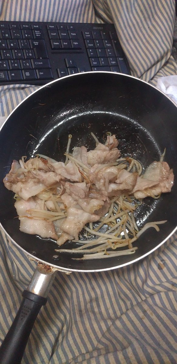 かずおじ 元尊師 食欲出てきたのでいつもの貧乏飯 豚バラ肉ともやし炒め ちなみにお皿はありません D