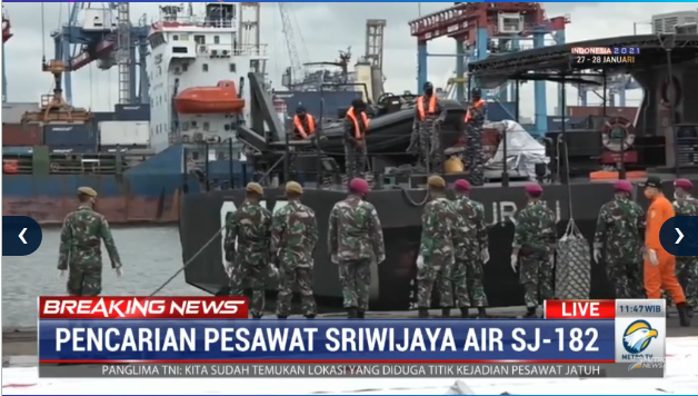 #BreakingNewsMetroTV Pukul 11.15 WIB lalu, KRI Kurau merapat ke JICT 2. Kapal ini menurunkan sejumlah temuan seperti sejumlah serpihan pesawat di antaranya bagian dari roda pesawat, dan serpihan yang menujukkan ciri khas Sriwijaya Air yaitu biru &amp; merah. - Lis Pratiwi