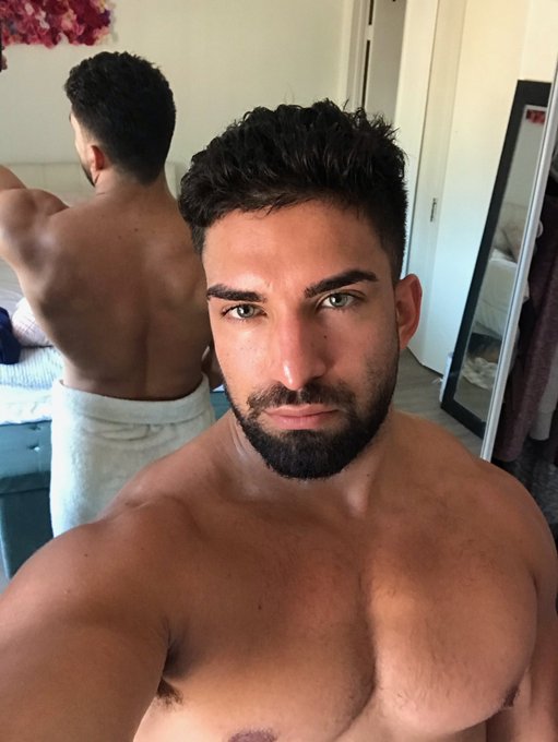 RT if towel off 🍑  Like for towel on  🦍 https://t.co/46Wo4gZY66