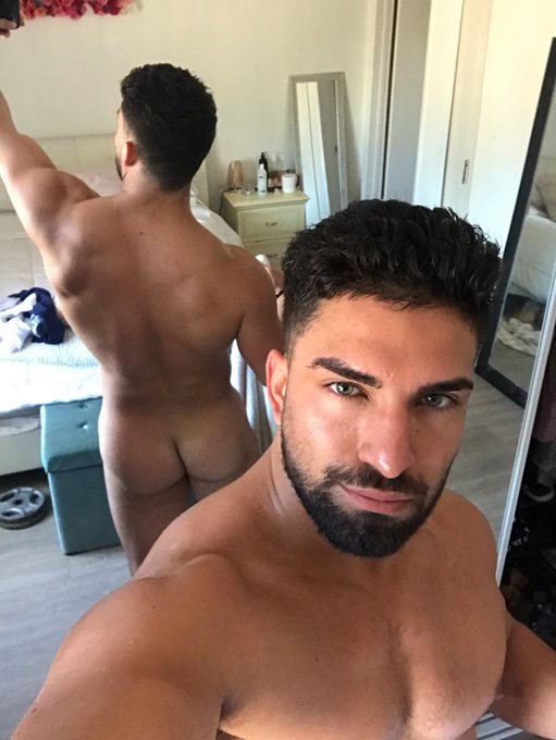 RT if towel off 🍑  Like for towel on  🦍 https://t.co/46Wo4gZY66