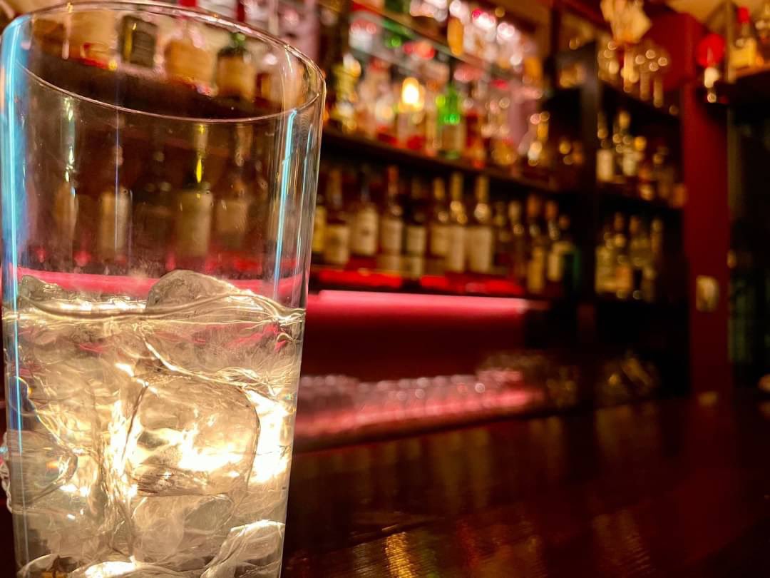 happymakerkayo's tweet photo. 🥃Bar Buzz🥃
営業時間変更のお知らせ🙋♀️
緊急事態宣言発令に伴い、当面の間の営業時間が
16:00〜20:00となりました‼️
こんなときだからできることを🌈
私達も頑張ります👭
#上野
#バー
#BarBuzz
#緊急事態宣言
#時短営業
#ウィスキー
#チーズ
#上野の隠れ家
#上野のバー https://t.co/UZnGsE4qmh