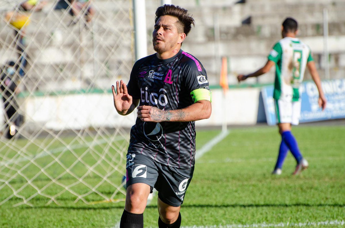 FitoZelaya22's tweet photo. Feliz por el gol pero aún más por los 3 puntos. Este es el camino. ¡Vamos @AlianzaFC_sv! 👊🏼⚽️🅰️ #RZ22 https://t.co/rQd8EpliPh