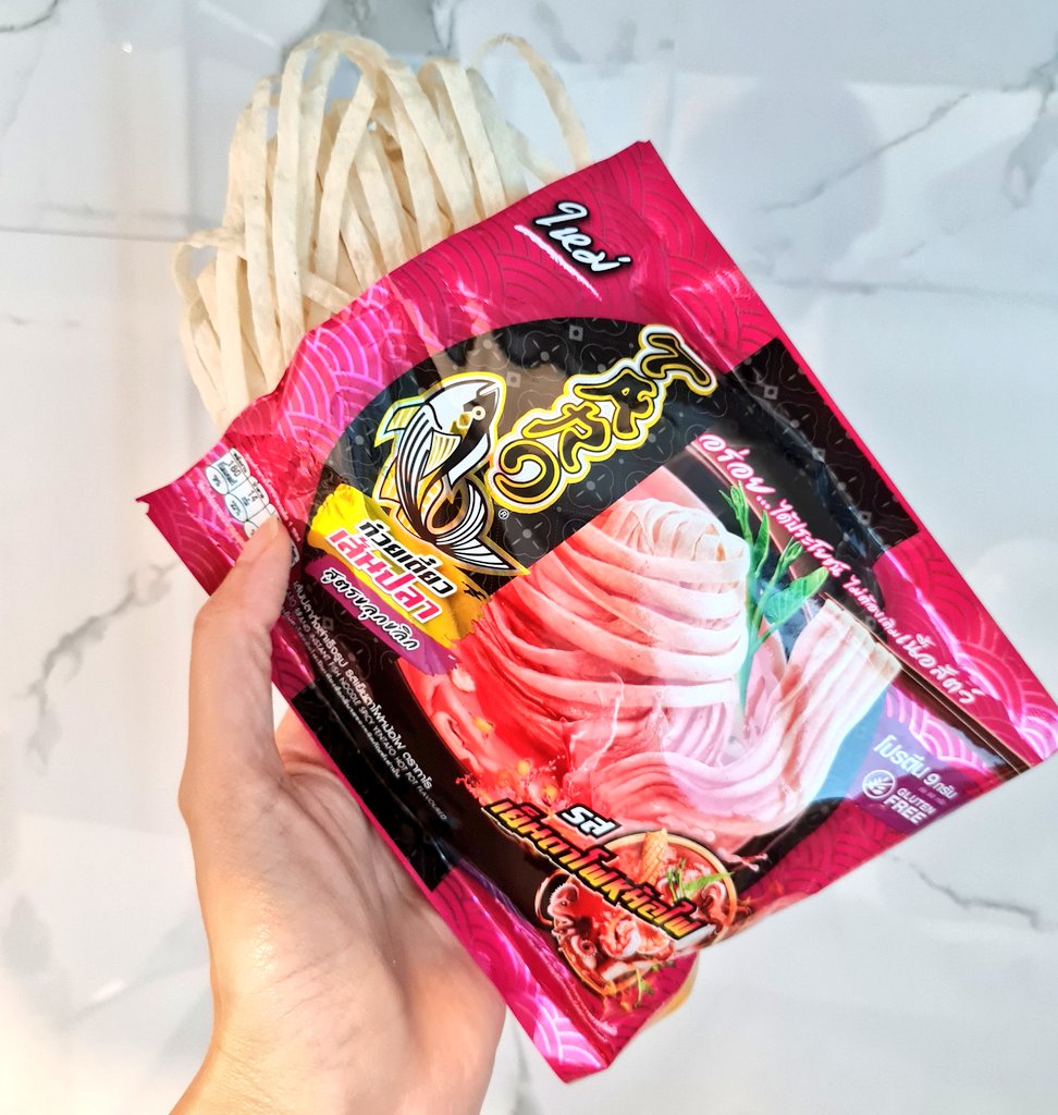 HelloJudma's tweet image. เอาดีดีตอนแรกนึกว่าจะเฟล 
อร่อยอยู่นะ เยนตาโฟรสชาติจัดจ้านอะ หน้าตาก็คือก๋วยเตี๋ยวเลย ความเข้าใจแรกคือคิดว่าเส้นปลาทาโร่มันต้องแหยะๆแต่หาเป็นเช่นนั้นไม่ ลวกในน้ำเดือด 1 นาทีแล้วพอกินไปเรื่อยๆเหมือนเส้นปลาของก๋วยเตี๋ยวเลยอะ มี 2 รส ราคา 39 บาท พิกัด 7-11 #รีวิวเซเว่น #อร่อยไปแดก