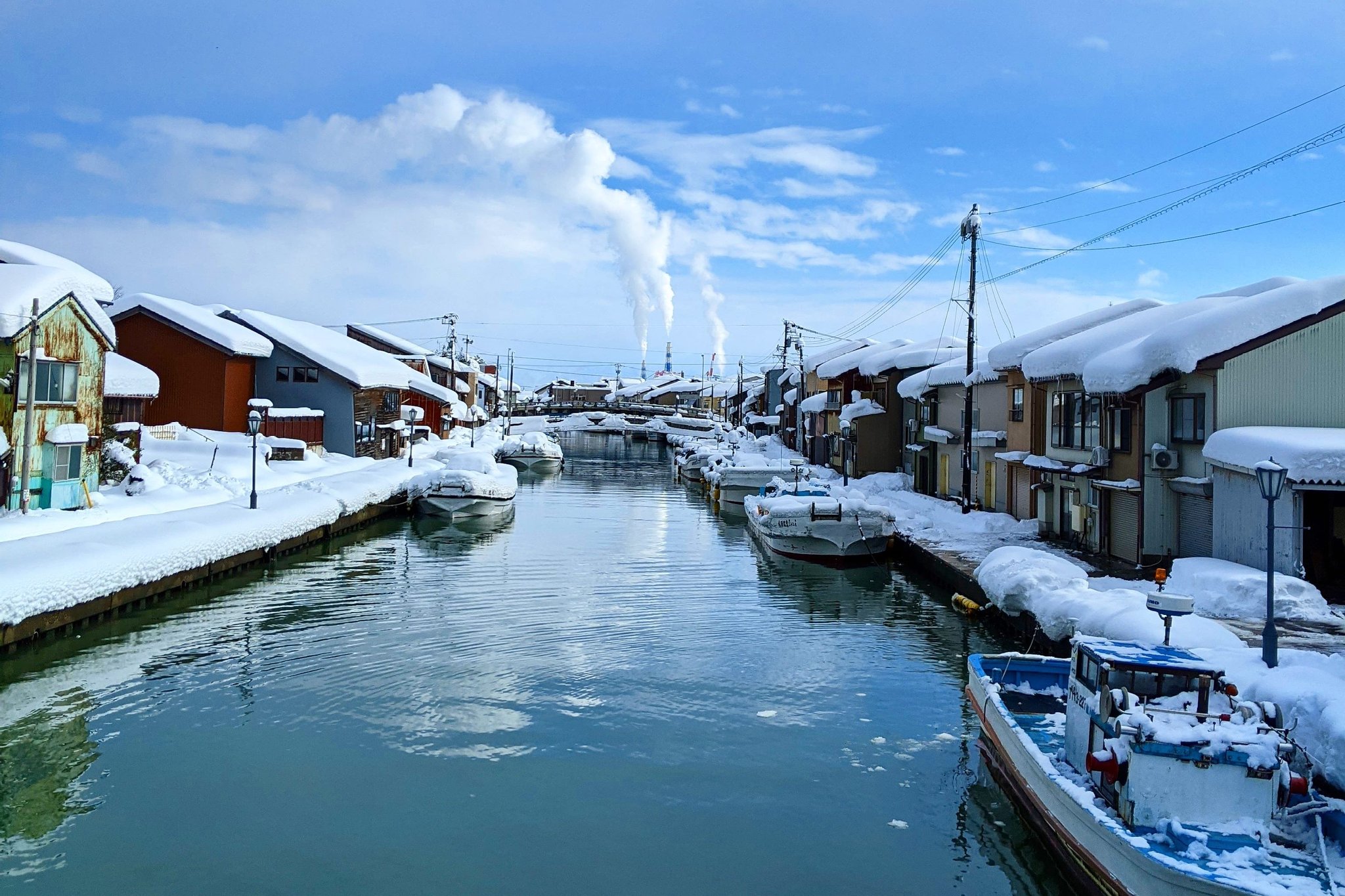 ヴィキ 日本のベニス こと富山県射水市の内川 今年は雪降って大変だけど この景色はご褒美 富山 内川 新湊 射水市 富山県 雪かき 雪 晴れ間 T Co Gsuzmlnc04 Twitter
