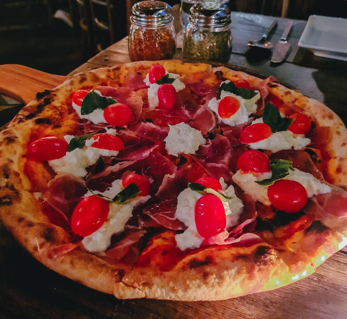 1615p's tweet photo. 📍Cantina BKK
ร้านอาหารอิตาเลียนแท้ๆ ในอารีย์🇮🇹🍕
พาสต้าเส้นสดทำวันต่อวัน เห็ดทรัฟเฟิลก็คือหอมตั้งแต่วางจานเลย บรรยากาศร้านก็ดี อาหารอร่อยมากก

ตอนเราไปวันพุธได้พิซซ่า 1แถม1 คุ้มไม่ไหว ใครจะไปลองเช็คโปรกับทางร้านนะ

@aroii #อร่อยบอกต่อ https://t.co/0SqeZUyAeJ