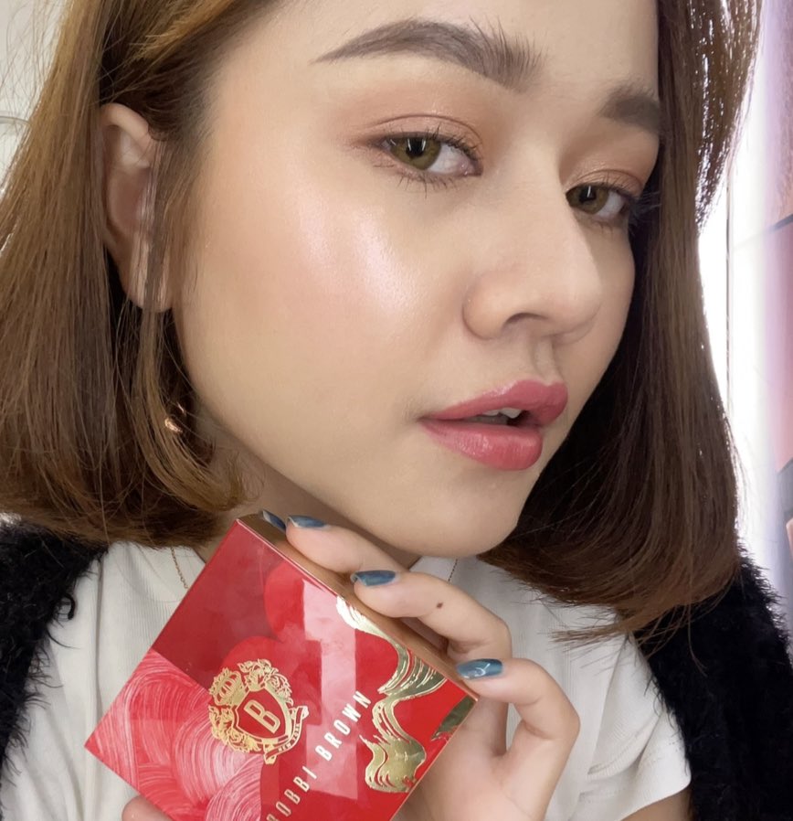 zeegreat4's tweet photo. โดนป้ายยาอีกแล้ว #ไฮไลท์ผิวฉ่ำ #HighlightingPowder ให้ผิวดูฉ่ำวาวลองแล้วไม่เป็นหนังปลาทู ผิวดูเปล่งปลั่งมากแม่อำพรางความกว้างของรูขุมขน สี Opal Glow เป็น Limited Edition กลัวหมดเลยรีบไปจัดมาเวลาโดนแสงไฟในสาดเข้าหน้าคือใสจริงมากๆ@BobbiBrown_TH https://t.co/GuHtuL7V7N