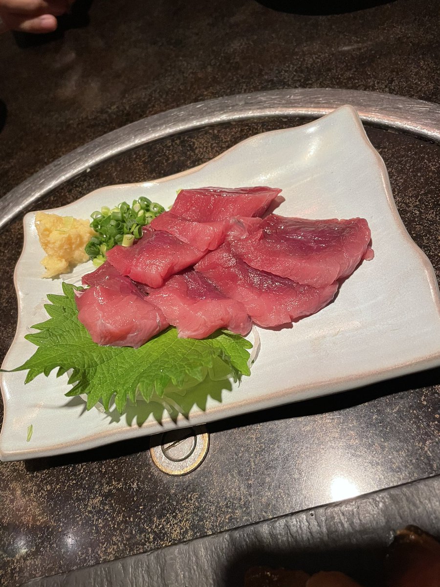 Shin_136's tweet photo. 出張で小笠原父島に3泊5日
24時間かけていって仕事だから観光はできなかったけど島寿司、カメ刺し、カメ煮、サメバーガー食べれて良かった😋
※途中夜スーパーも店も閉まっててカップ麺笑

また、ご縁があれば、、、
天気の良い日に行きたい笑
#小笠原諸島　
#父島
#おがさわら丸 https://t.co/CtQfekaHOg