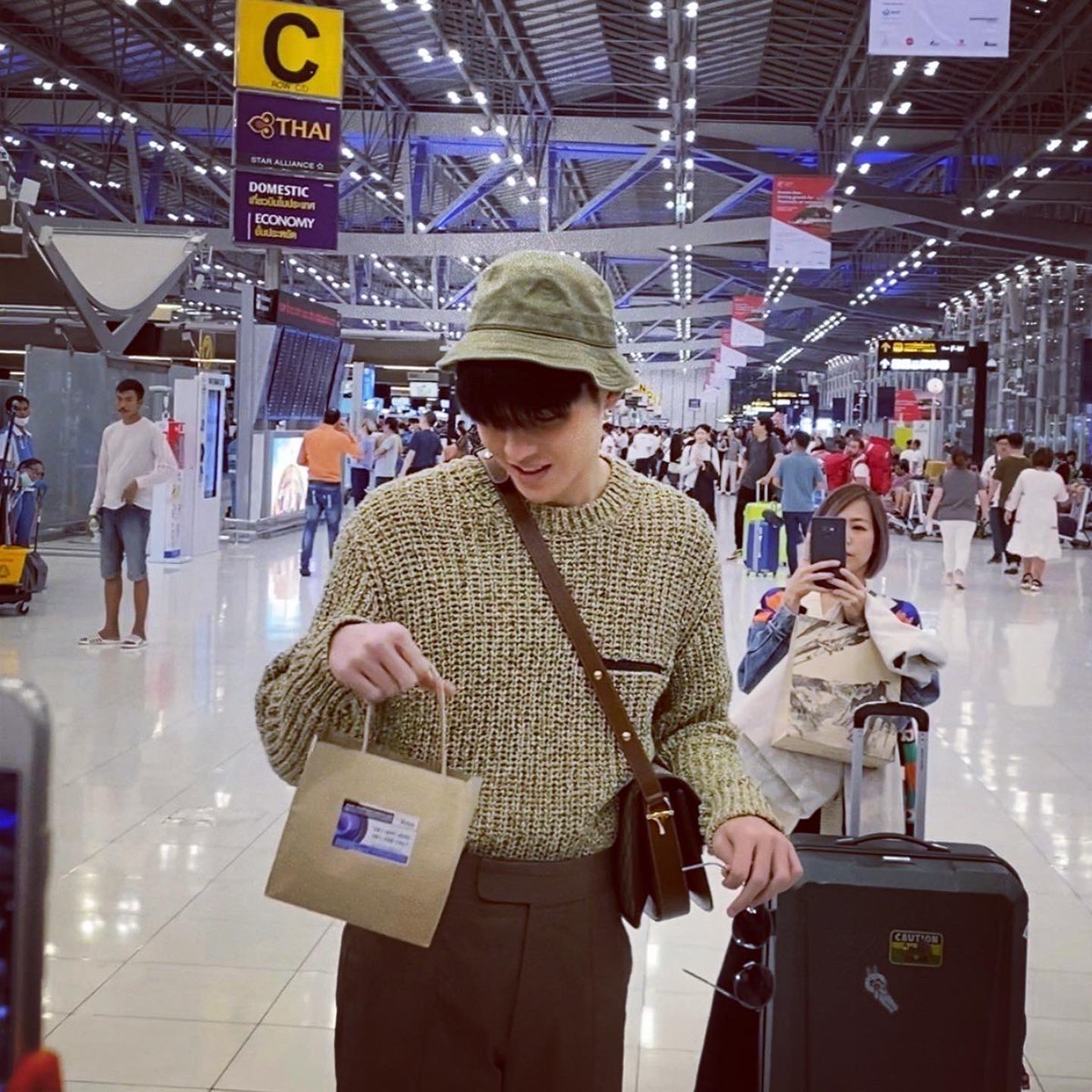 naynnn2112's tweet photo. เทรดรวมความทรงจำ
จำ���ด้ว่าตื่นตี3กว่า ไปถึงสนามบินตี4กว่า ไปคนเดียวขับรถไปสนามบินรอบนี้เอากล้องฟิล์มไปฝาก อยากให้น้องสนุกได้ถ่ายภาพเก็บความประทับใจตอนไปที่นั้น เราว่าน้องตื่นเต้นทุกครั้งที่ได้ไปทำงานเมืองนอก เราเองก็ไม่ต่าง (1) #คิดถึงกุ๋ยวันลุยมิลาน https://t.co/BmlvR3MMfh