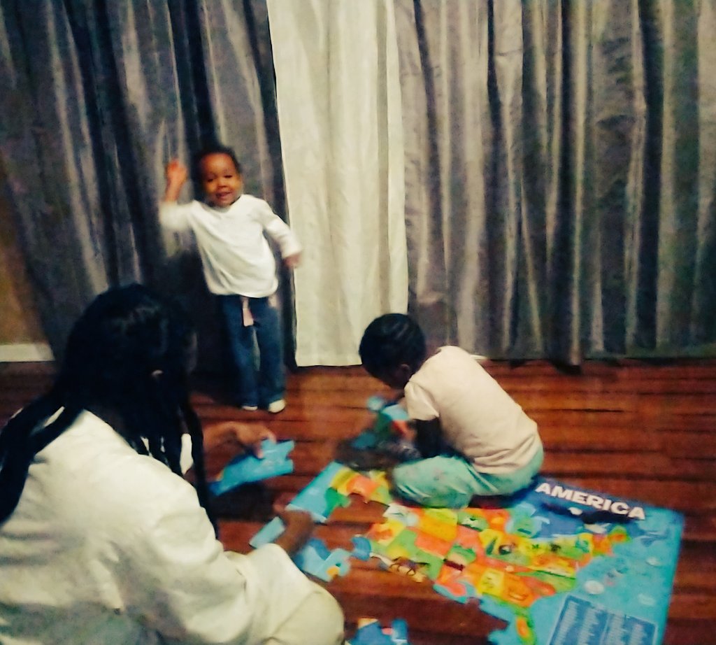 LSheltons's tweet photo. Saturday nights before bed kids just want to build puzzel with daddy 🤣😍 #parenting #goodnight #fun https://t.co/cxrw9VOrKo