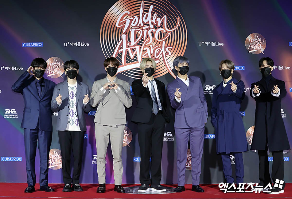 Bts awards. Golden Disk Awards 2021 BTS. БТС на церемонии Грэмми 2021. БТС на красной дорожке Грэмми 2021. БТС на премии 2021.