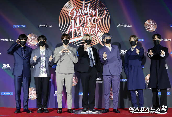bot_tlbe's tweet photo. My 7 LOVING GENTLEMEN....!!🤩🤩😍😍😌😌💜💜 

*with JEON JUNGKOOK IN BLONDE HAIR* 😗🙂🤡🔪🔪 https://t.co/EkLEQmCizd
