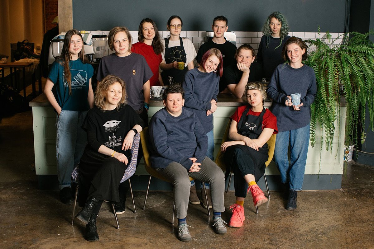 Шеф-повар из Санкт-Петербурга Илья Келарев участвовал в открытии единственного и уникального в городе инклюзивного кафе «Огурцы», где и работает шеф-поваром, помогая социализироваться людям с нарушениями развития психики и интеллекта priderussia.ru/horosheedelo/s…