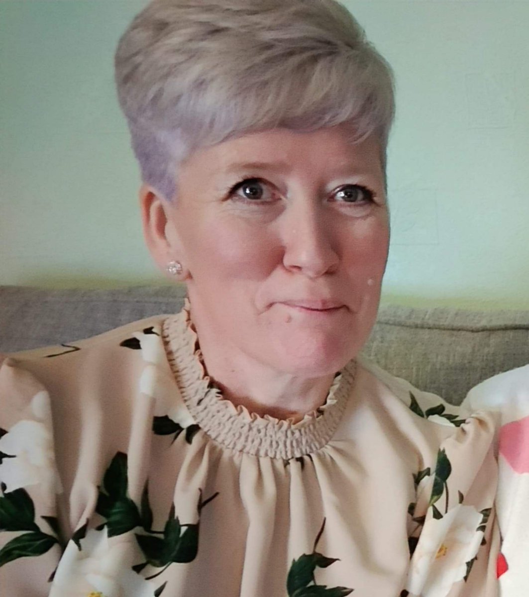 joradley14's tweet image. .@GaryBarlow not long now til my big 50 on 14th Jan. Was hoping to spend it with my bestie and ⫩ family somewhere with you playing on stage...but oh no,  covid decided different for us. So i will be with my NHS family instead on my birthday