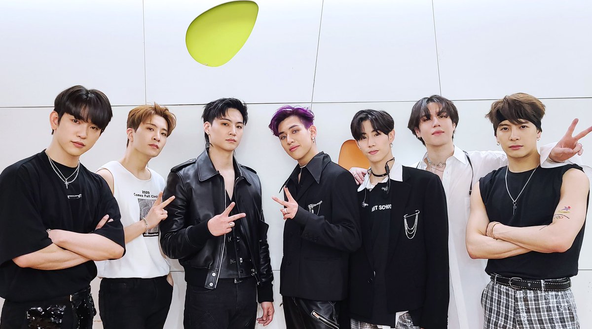Imagínate ser JYPE que deja ir a GOT7 un grupo que ha hecho historia a pesar de no tener el apoyo   de su empresa, que los trató de sabotear, no los protegía y los privó de todo. Aún así los 7 brillaron por sí mismos, así sea juntos o separados nadie puede opacarlos
#GOT7FOREVER